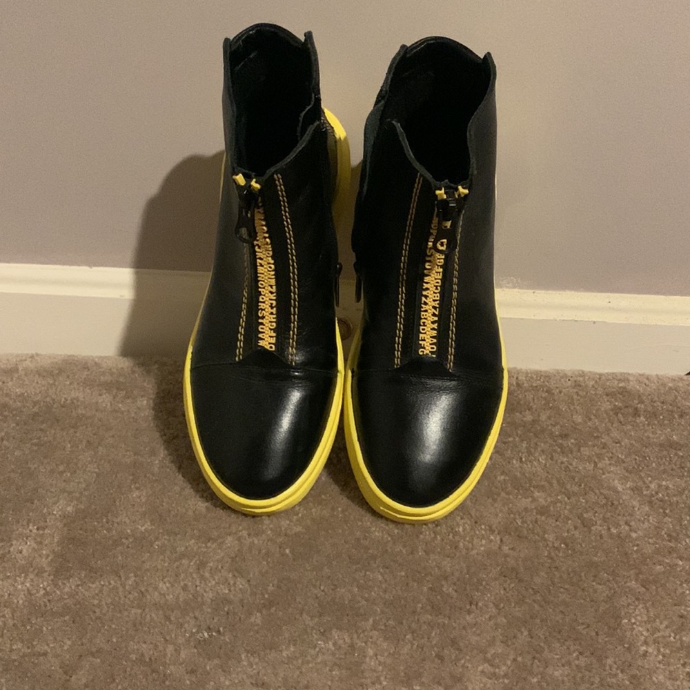 Woman Shoes - Picture 2 of 2